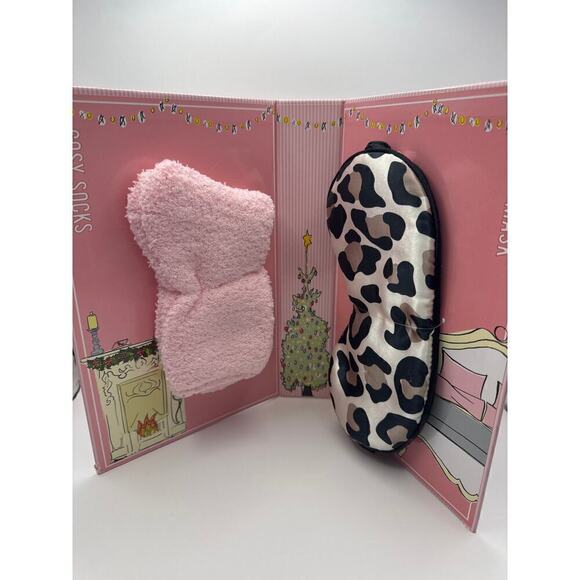 THE VINTAGE COSMETIC COMPANY Tale of a Cosy Christmas Sleep Mask and Socks BNIB - Picture 4 of 7